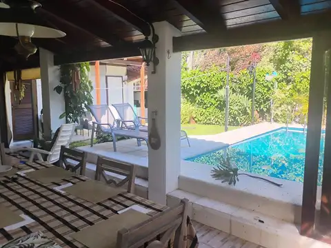 VENTA - Casa 3 dormitorios con pileta y parrillero en Alberdi