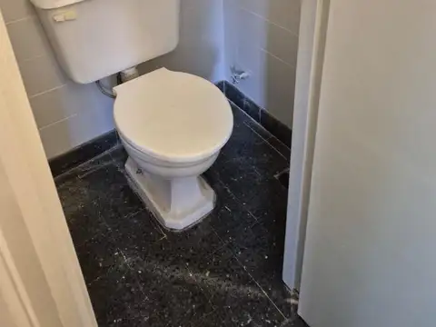 Oficina con despacho y baño privado. Apto todo rubro