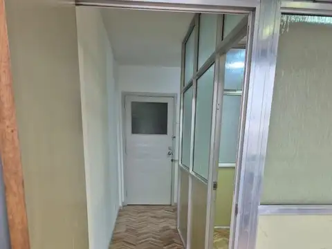 Oficina con despacho y baño privado. Apto todo rubro