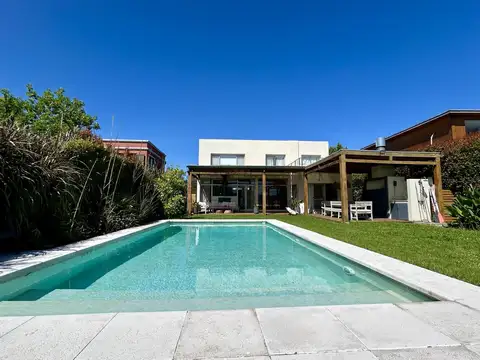 Casa en Alquiler con 1 cochera