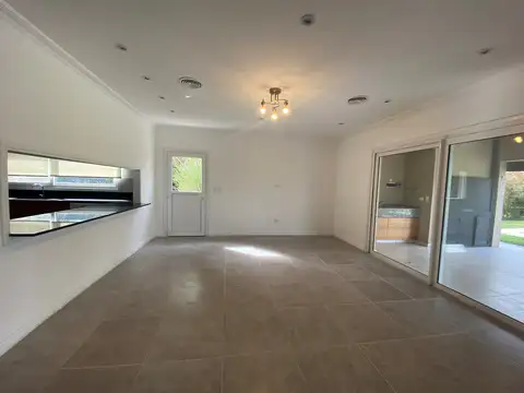 Casa en Venta con 4 cocheras