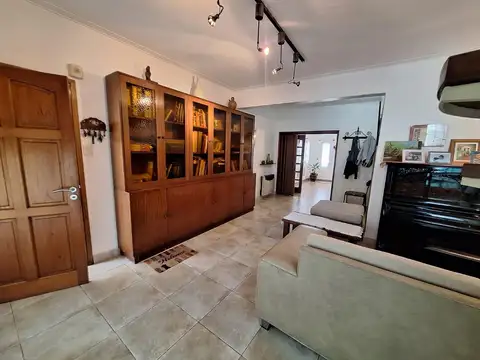 Casa en Venta con 3 cocheras