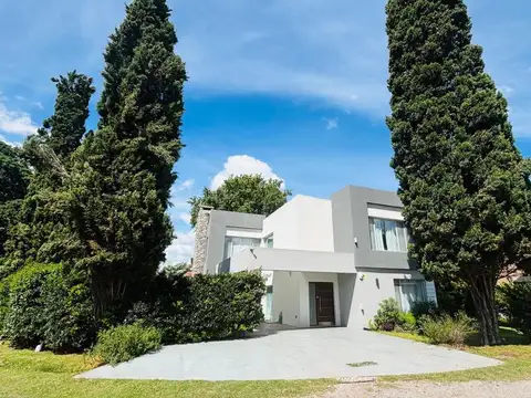 Venta , Casa en Country Club El Jagüel Apto Credito