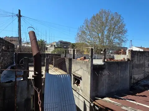 CASA A REFACCIONAR  VENTA LLAVALLOL CON 2 LOCALES
