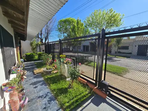 Casa en Venta con 3 cocheras