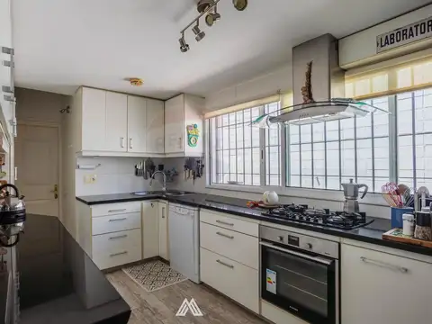 Casa 6 ambientes con 2 baños