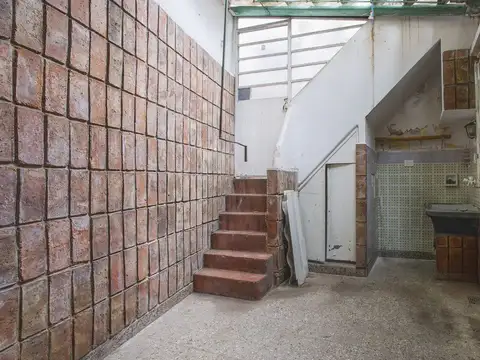 VENTA CASA FRENTE C/COCHERA 2 DORMITORIO PATIO