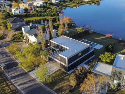 Casa 5 ambientes con 4 baños