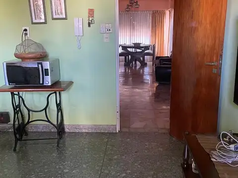 CASA EN 2 PLANTAS CON 2 LOCALES EN LINEA MUNICIPAL.-