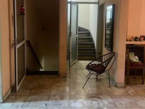 CASA EN 2 PLANTAS CON 2 LOCALES EN LINEA MUNICIPAL.-