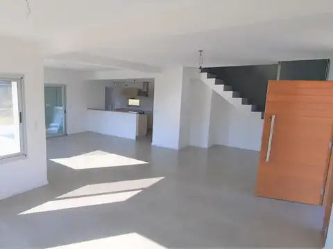 Casa 4 ambientes con 4 baños