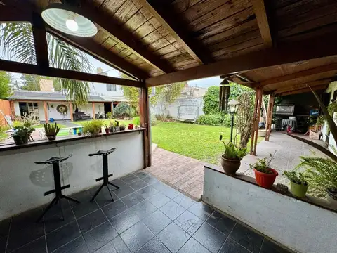 Venta Casa 3 dormitorios con pileta y Departamento