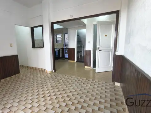 VENTA PH EN PLANTA BAJA AL FONDO DE 3 AMBIENTES SOBRE AVENIDA. PATIO. APTO CREDITO