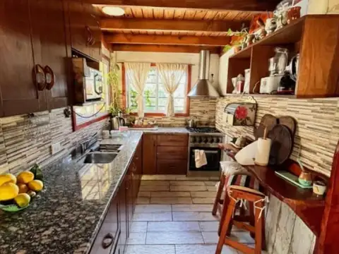 Casa 4 ambientes con 2 baños