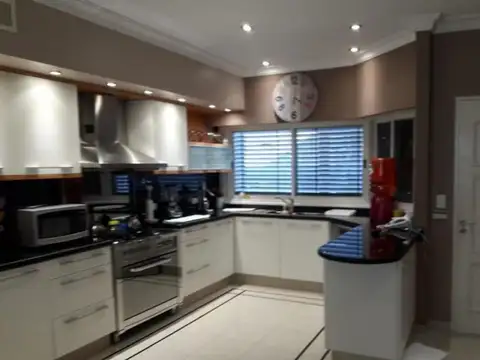 Casa en Venta con 4 cocheras