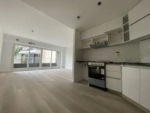 Alquilo MONOAMBIENTE DIVISIBLE 35m2 contrafrente con cocina-comedor balcón y lavadero. Apto profesional.