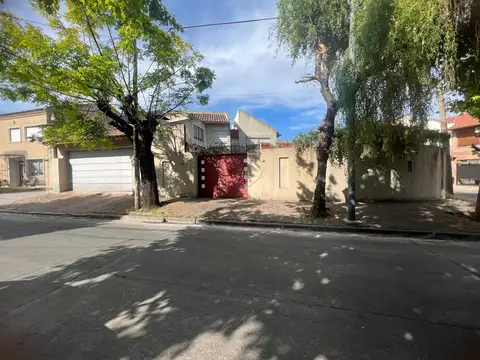 EN VENTA EN CIUDAD JARDIN CHALET CON 15 AÑOS DE ANTIGUEDAD, SOBRE UN LOTE DE 305 M2 - FICHA 10239