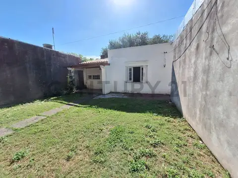 Casa 3 ambientes, con amplio jardin, Apto Credito 