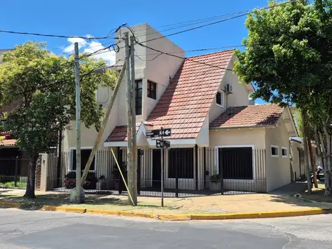 Hermosa casa en esquina 220 m2 cubiertos