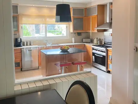 Casa 10 ambientes con 4 baños
