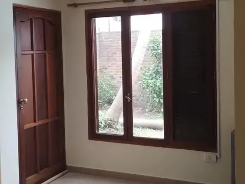 Departamento tipo casa interna con 3 dormitorios con patio