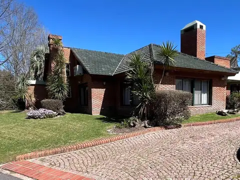 Casa en Venta 5 ambientes Las Brisas Country Club con parrilla y galeria.