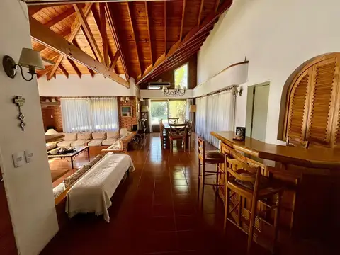 Casa en Venta con 3 cocheras