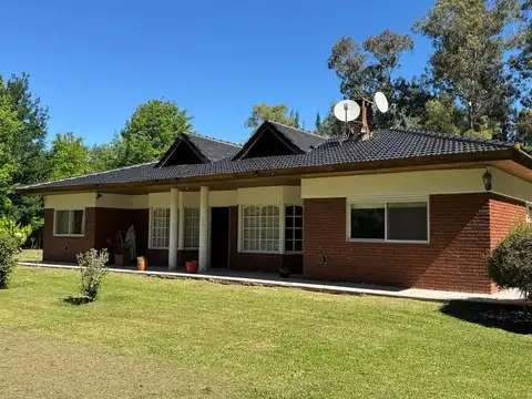 Casa 8 ambientes con 4 baños