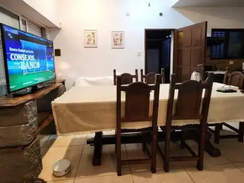 Casa 6 ambientes con 2 baños