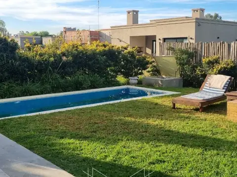 Casa 4 ambientes con 2 baños