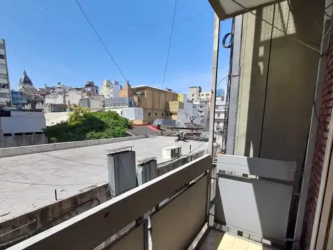 Alquiler 1 ambiente con balcón, Zona Facultad/Recoleta.-