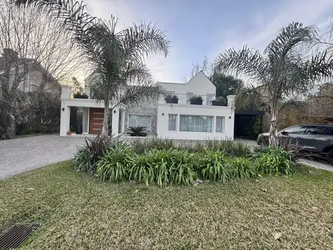 Casa en Venta con 4 cocheras
