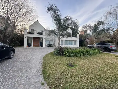 Casa 5 ambientes con 4 baños