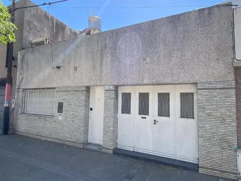 Venta casa dos dormitorios más comodín y patio.
