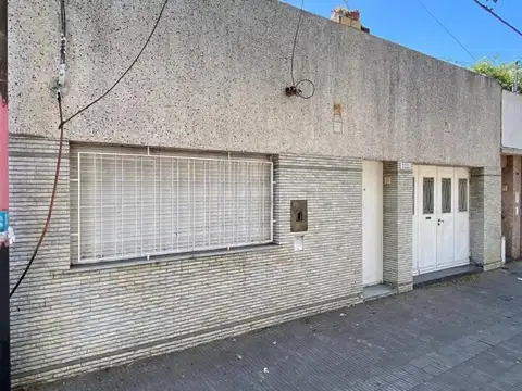 Venta casa dos dormitorios más comodín y patio.