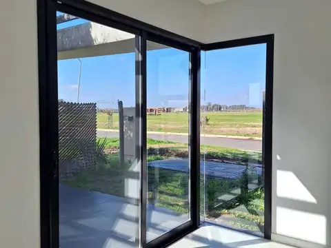 Casa 6 ambientes con 2 baños