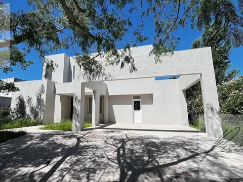 Casa en Venta, Laguna, 3 dormitorios, Dependencia. Pileta, Barrio Cerrado Zona Norte, Escobar