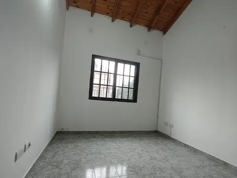 Depto Tipo Casa en Alquiler en Luis Guillon, $ 850.000