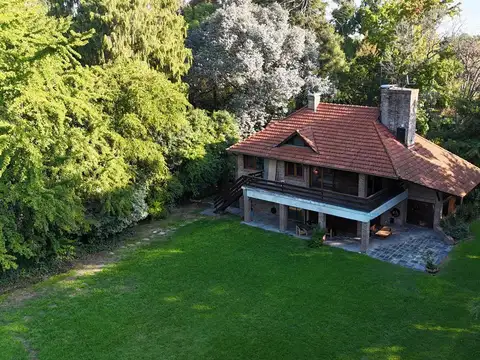Casa 8 ambientes con 5 baños