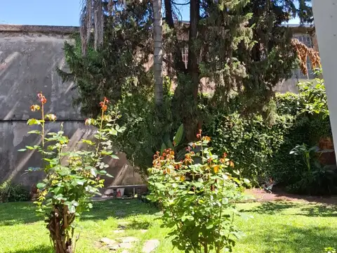 AMPLIO DEPARTAMENTO AL FRENTE  PLANTA BAJA CON PATIO