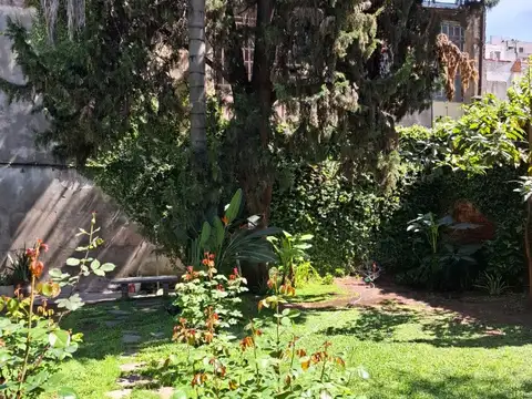 AMPLIO DEPARTAMENTO AL FRENTE  PLANTA BAJA CON PATIO