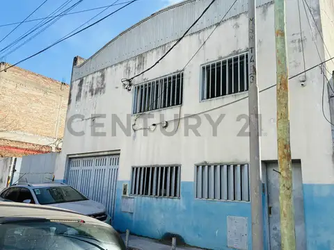 Deposito industrial con acceso vehicular