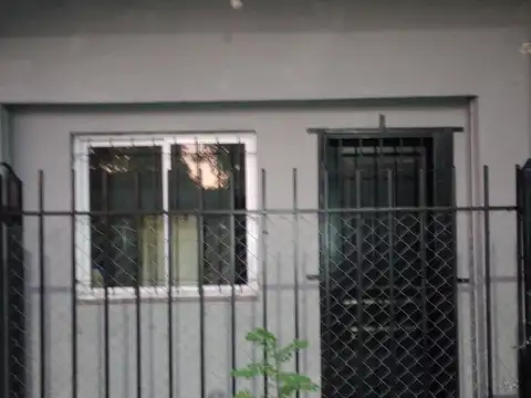 Depto Tipo Casa en Alquiler en Luis Guillon, $ 350.000