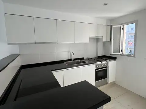 Monoambiente con balcón al contrafrente con cochera