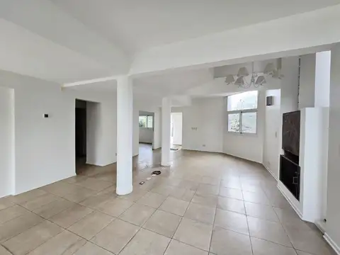 Casa en Venta con 4 cocheras