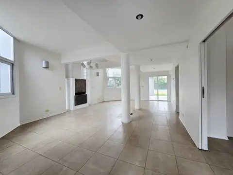 Casa 5 ambientes con 4 baños