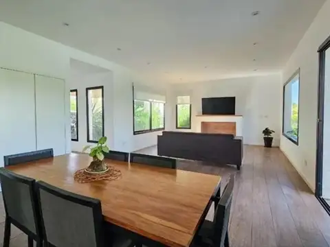 Casa 5 ambientes con 4 baños
