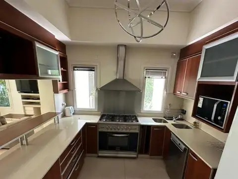 Casa en Alquiler con 6 cocheras
