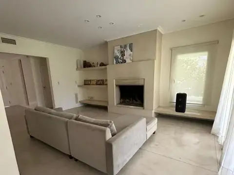 Casa amoblada en alquiler en Abril Club de Campo de 4 amb