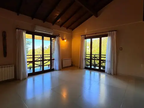Casa en Venta con 3 cocheras